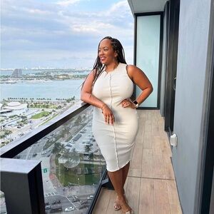 SHEIN Plus Solid Topstitching Rib-Knit
Bodycon Dress